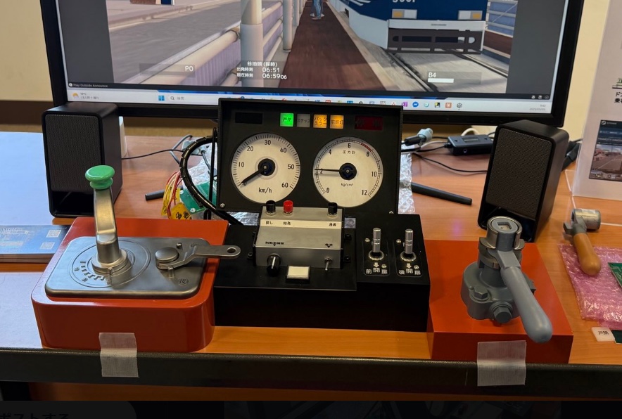 展示会で試作コントローラを使って TRAMCITY を試遊している様子